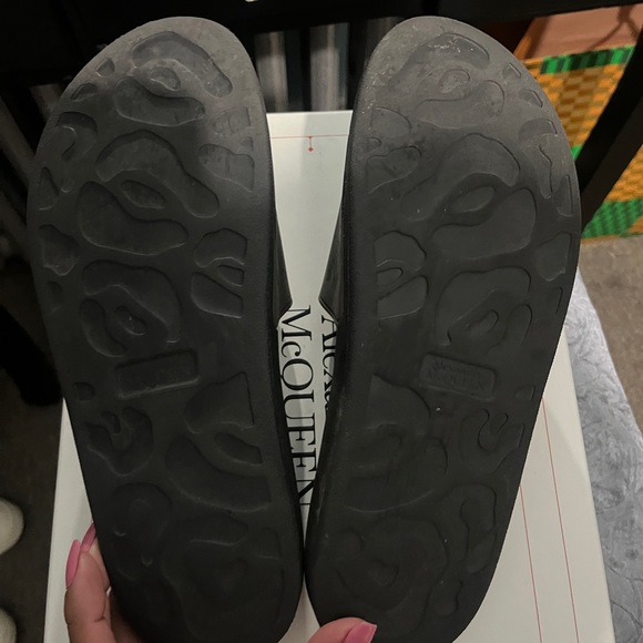 Alexander McQueen pool slides only worn twice. In very good condition - Picture 3 of 4
